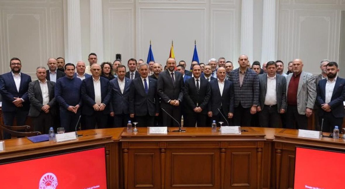 На 27 ноември 2023 година, Директорот на Бирото за регионален развој Г-дин Рамиз Реџепи и Директорот на Центарот за развој на Источен плански регион Г-ѓа Зујица Ангелова, ги потпишаа Договорите за финансирање на регионални проекти за развој на Источниот плански регион. Средствата во висина од 49,6 милиони денари се обезбедени од Програмата за рамномерен регионален развој за 2023 година со индикативно планирани средства за 2024 година, преку Министерство за локална самоуправа и Бирото за регионален развој. Истовремено, обезбедени се и средства во висина од 6.3 милиони денари, ко-финансирање од страна на општините, крајни корисници во проектите. Во 2024 година во Источниот плански регион ќе се работи на: 1. Инсталација на фотоволтаични системи на јавни објекти во 5 (пет) општини од Источниот плански регион. Во рамки на проектот ќе бидат инсталирани 2 фото напонски централи во општина Штип, 3 фото напонски централи во општина Карбинци, 3 фото напонски централи во општина Кочани, 1 фото напонска централа во општина Виница и 3 фото напонски централи во општина Македонска Каменица. Со проектот ќе бидат опфатени 13 јавни објекти од регионот. 2. Збогатување на туристичката понуда во Источниот плански регион. Во рамки на проектот се предвидува изградба на 3 (три) пешачко-велосипедска патека на Беровско Езеро, доуредување на барски екосистем Езерце во општина Пехчево - III фаза, изградба на рекреативен комплекс во с. Пишица, Општина Пробиштип и поплочување на улици во автентичен стил во населба Ново Село - II фаза. 3. Подобрување на условите за развој на туризмот во Источниот плански регион со обезбеден дел од средства ќе биде резервен проект за овој програмски период. Дополнително, од заштедените средства од Програмата за развој на планските региони за 2022 година со индикативно планирани средства за 2023 година, беше потпишан и анекс на Договорот за реализација на проектот “Подобрување на условите за развој на планинско - рекреативен туризам – Уредување на СРЦ Пониква”. Целта на Програмата за рамномерен регионален развој е подобрување на благосостојбата во сите осум плански региони, намалување на регионалните диспаритети и подобрување на квалитетот на живеење на граѓаните преку остварување на рамномерен и одржлив развој на целата територија на државата. Средствата ќе бидат максимално и одговорно искористени - сé со цел одржлив развој на регионот и подобар живот за граѓаните на Источниот плански регион!